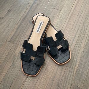 Flat sandal